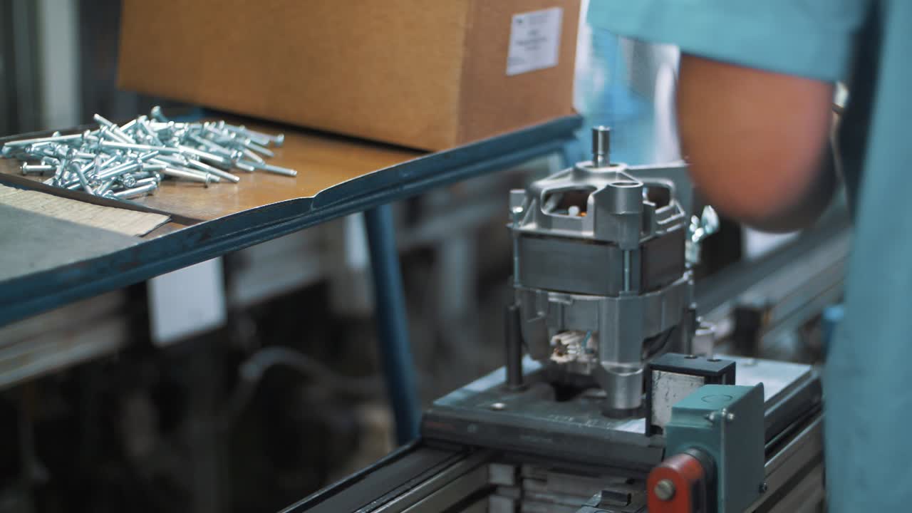 operador de montaje que trabaja en la línea de producción en una fábrica de fabricación