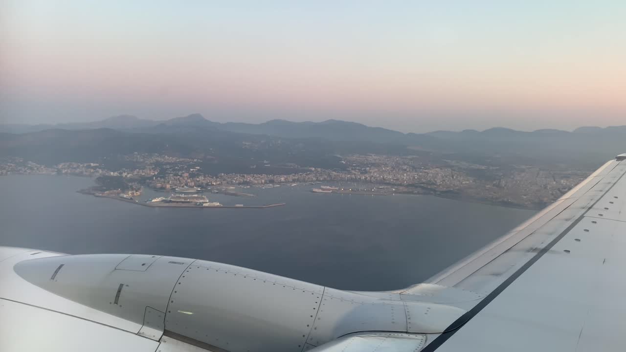 hermosa toma aérea desde la ventana del avión con vista al muelle del puerto de palma de mallorca españa durante la puesta de sol en el horizonte