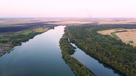 vista aérea de un río que fluye a través de un paisaje rural