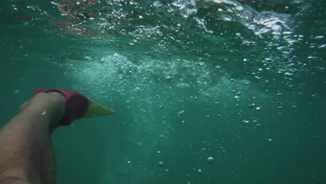 Dramatische-Flossen,-Die-Das-Wasser-Schlagen-Und-Die-Tiefen-Unterhalb-Des-Waikiki-Beach,-Oahu,-Freigeben