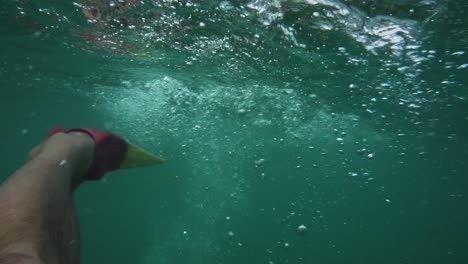 aletas dramáticas pateando el agua revelando las profundidades debajo de la playa de waikiki oahu