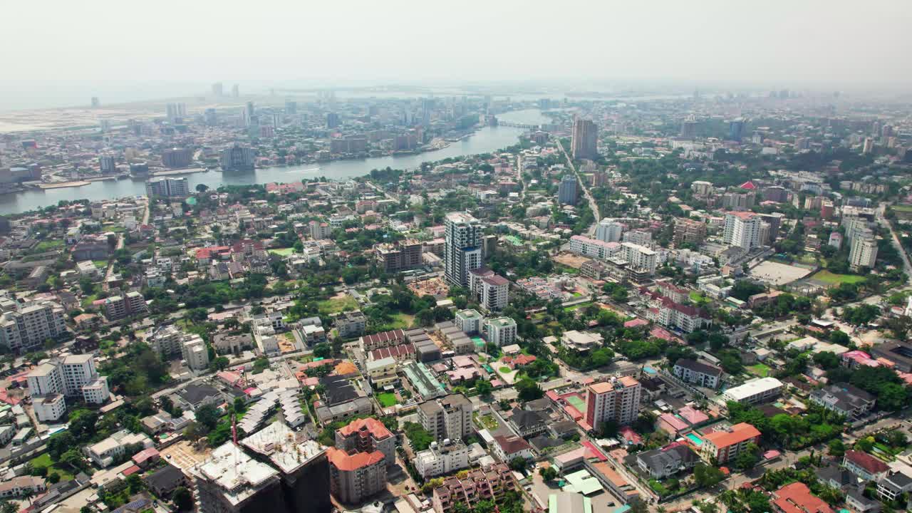Paesaggio del quartiere di Ikoyi a Lagos che mostra il ponte Lekki-Ikoyi Link