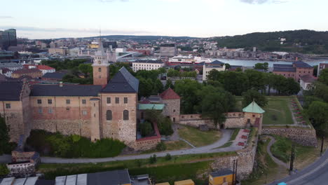 Antena-Rodeando-El-Castillo-De-Akershus,-Oslo,-Noruega