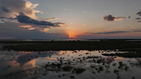 colores del atardecer sobre mobile bay, alabama