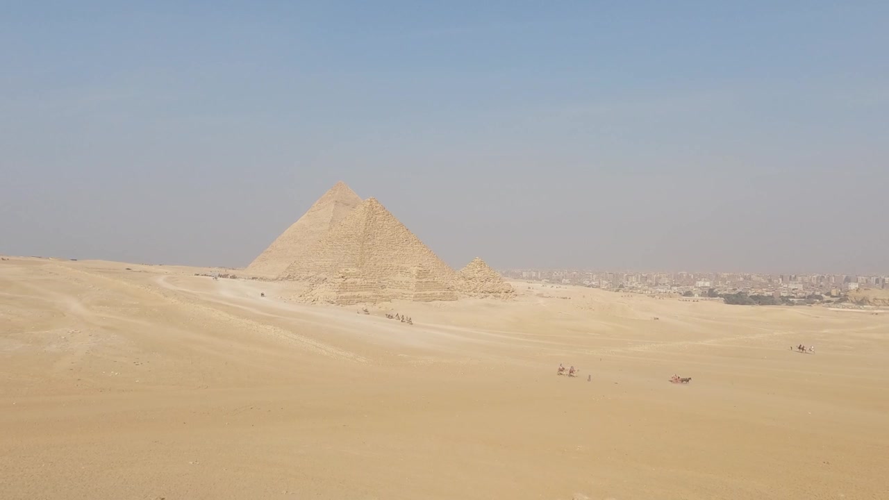 Complesso piramidale di Giza in Egitto da lontano.