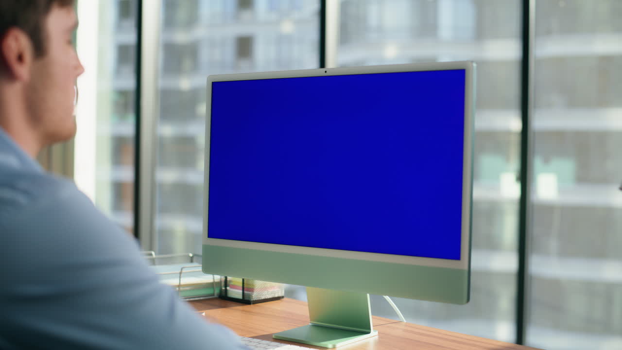 hombre de negocios desconocido clave de croma llamada virtual oficina de primer plano. dispositivo de pantalla azul