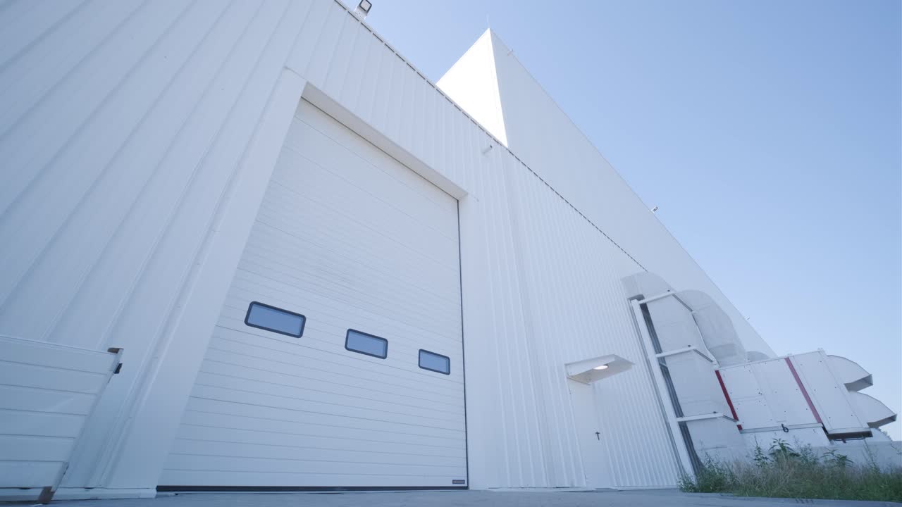 금속 프로파일로 인 큰 거의 정면 (전면 시각).