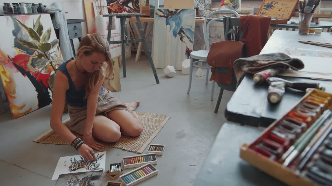 artista trabajando en el estudio