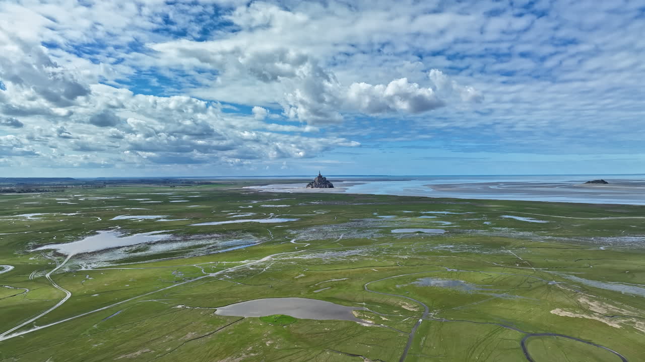 몬트 세인트 미의 해안 환경은 드론을 통해 아름답게 묘사됩니다.