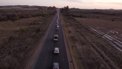 atasco de tráfico en ruta rural al atardecer en uruguay