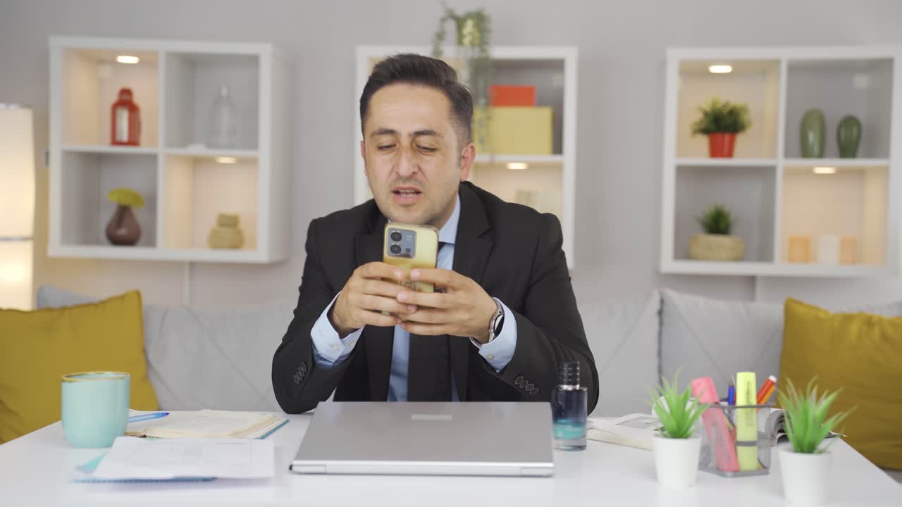 프리랜서 남자가 집에서 즐겁고 행복하게 춤을 추고 있습니다.