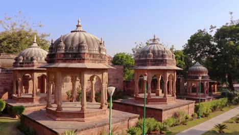 La-Arquitectura-Del-Antiguo-Templo-Hindú-Desde-Un-ángulo-Diferente-En-El-Día-Se-Toma-En-Mandoor-Jodhpur-Rajasthan-India-El-24-Dic-22