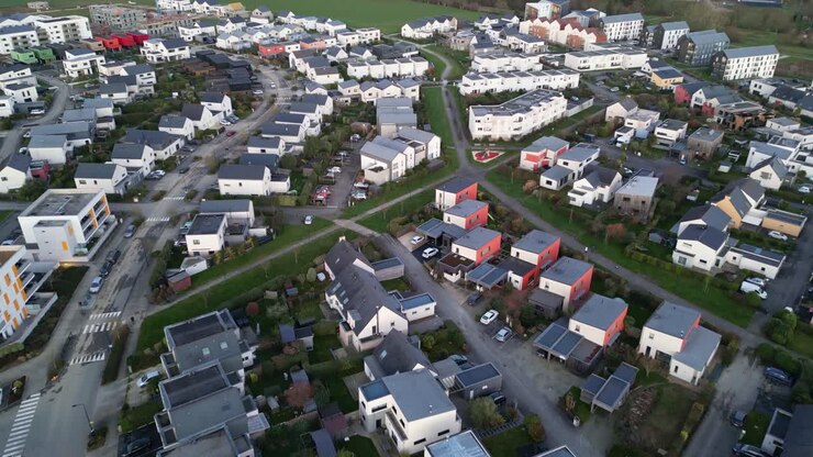 Moderne Häuser in einem neuen Vorstadtviertel von Acigné, Ille-et-Vilaine in der Bretagne, Frankreich