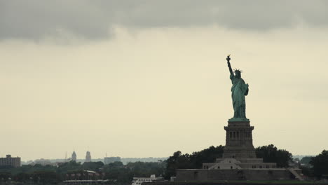 Estatua-De-La-Libertad-Contra-El-Cielo-De-La-Tarde