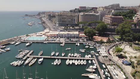 Vista-Aérea-Alrededor-De-Los-Barcos-En-El-Puerto-Deportivo-De-Porticciolo-Molosiglio,-En-Nápoles,-Italia---órbita,-Disparo-De-Drones