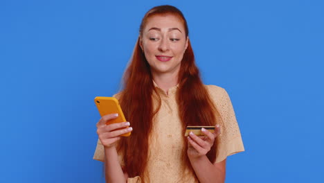 mujer usando tarjeta de crédito bancaria y teléfono inteligente mientras transfiere dinero compras compras en línea