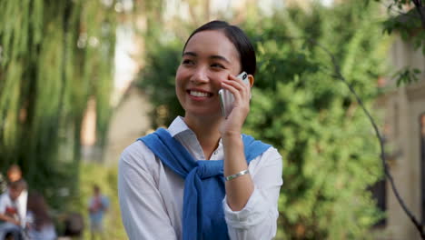 Mujer-Hablando-Por-Teléfono-Al-Aire-Libre