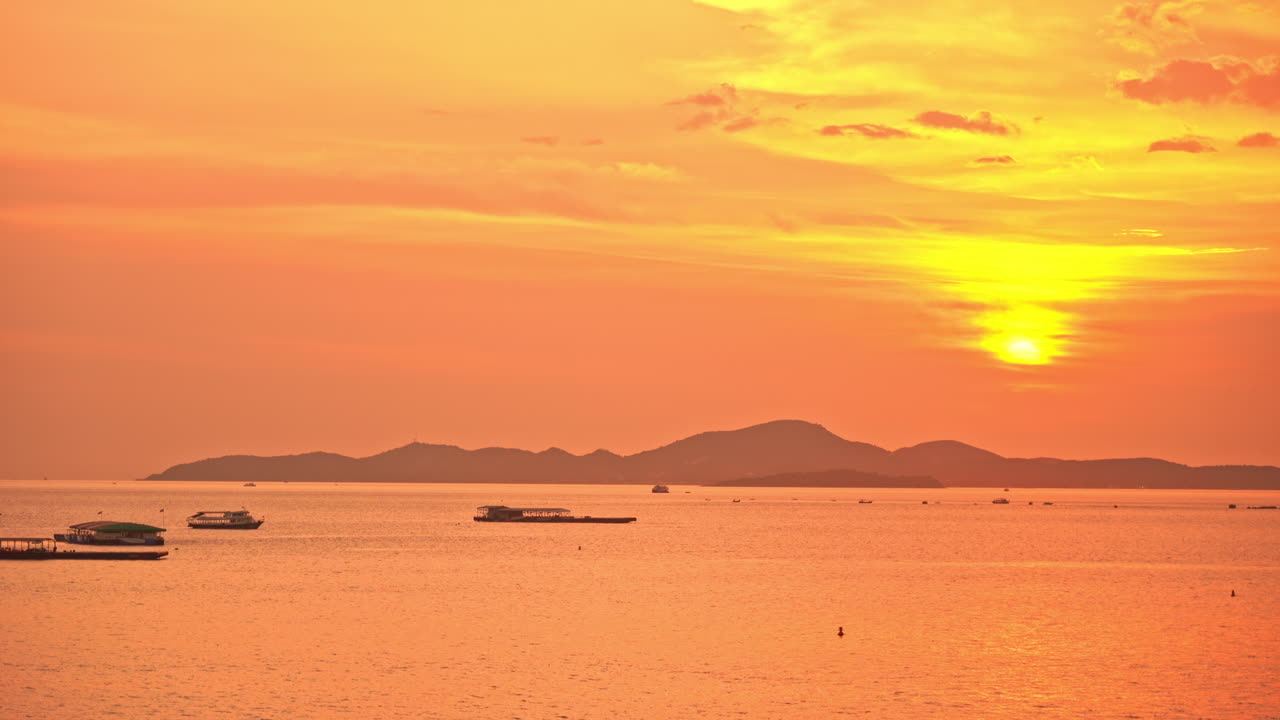 극적인 풍경 일몰 바다와 보트