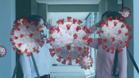 animación de celdas flotantes de covid-19 con colegas saludando en la oficina con máscaras faciales