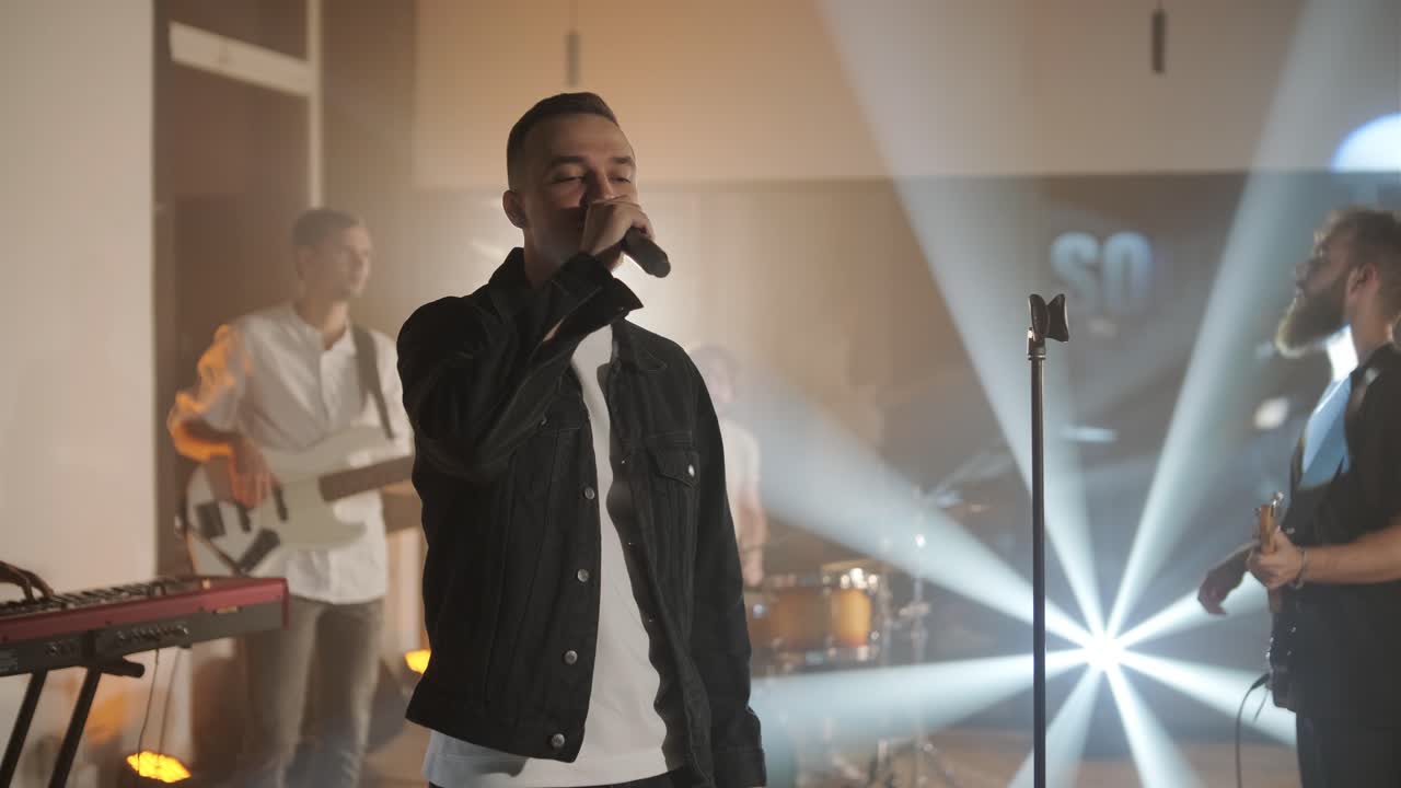 actuación en vivo de la banda con cantante, bajista, pianista, baterista y guitarrista