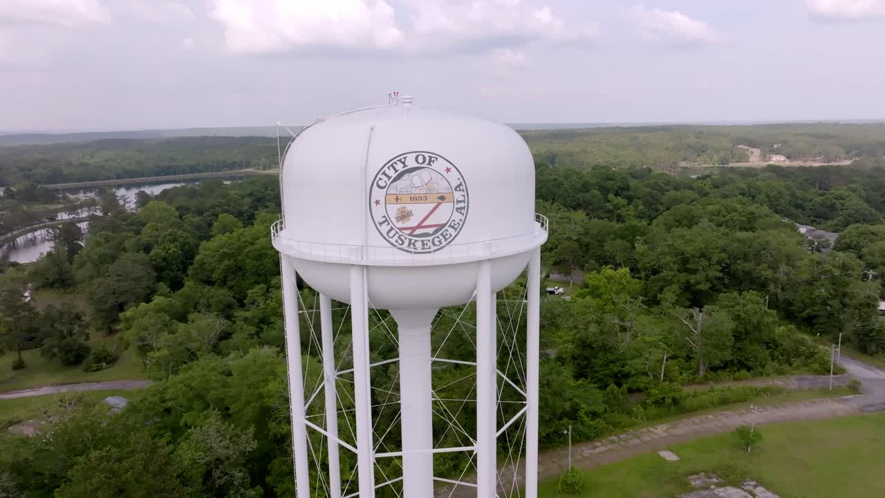 tuskegee, la torre de agua de alabama con el video del avión no tripulado saliendo