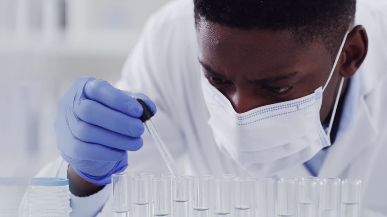 un joven y apuesto científico dirigiendo