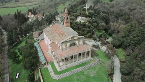 survolant la beauté: une vitrine aérienne du sanctuaire de la madonne du transit de canoscio