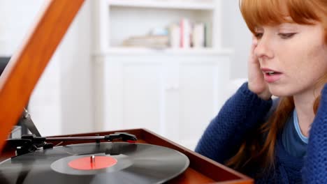 Beautiful-woman-listening-music-on-turntable-4k