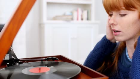 hermosa mujer escuchando música en un tocadiscos 4k
