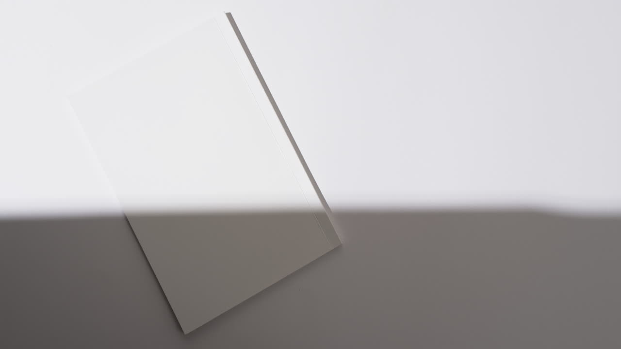 색 배경에 빈  페이지와 복사 공간을 가진 책 위의 그림자의 비디오