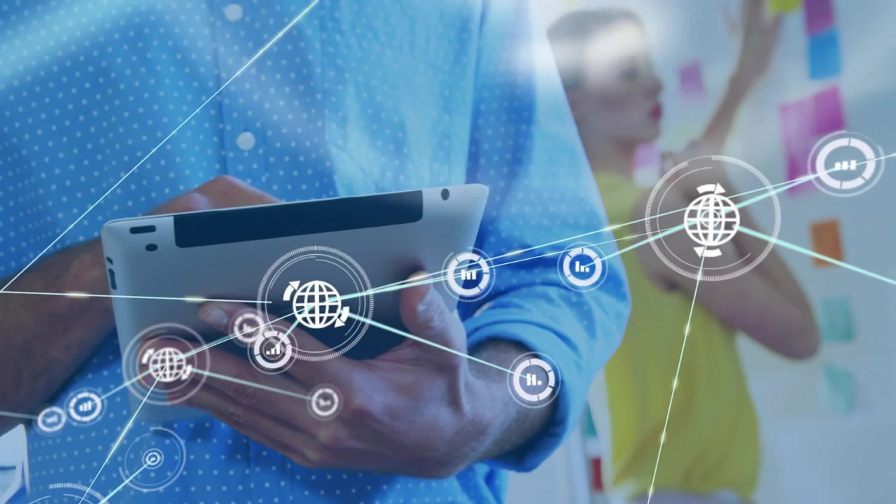 Eine Frau tippt auf ein Tablet, wodurch ein Netzwerkgeflecht entsteht, während ein Kollege Notizen für ein Business-Brainstorming anbringt.