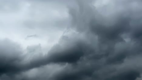 Zeitraffer-Dunkler-Wolken,-Die-Sich-Schnell-Vor-Dem-Regen-Bewegen,-Dunkelgraue-Sturmwolken