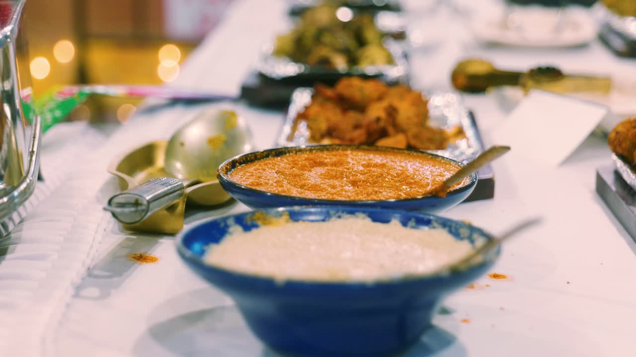 imágenes de cocina cinematográfica de 4k de un buffet de comida india para el festival de diwali con varios platos típicos indios