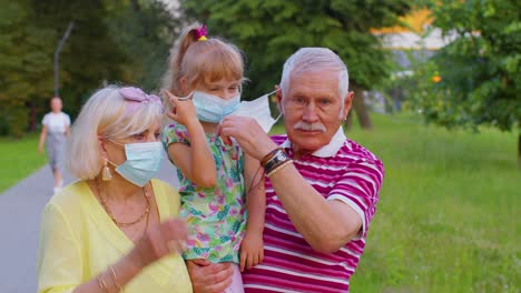 Die-Quarantäne-Für-Das-Coronavirus-Ist-Vorbei,-Großeltern-Der-älteren-Familie-Mit-Enkelkind-Nehmen-Medizinische-Masken-Ab