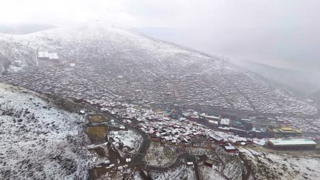 Academia-Budista-En-Las-Montañas-Del-Condado-De-Sichuan-Sertar,-Larung-Gar,-Centro-Budista-En-La-Nieve