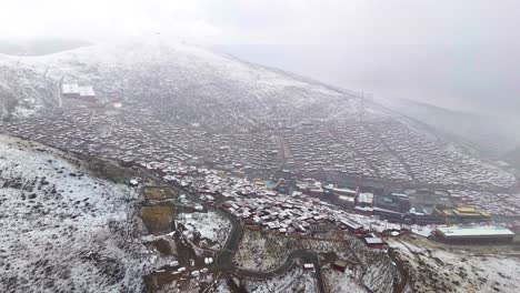 academia budista en las montañas de sichuan condado de sertar, larung gar, centro budista en la nieve