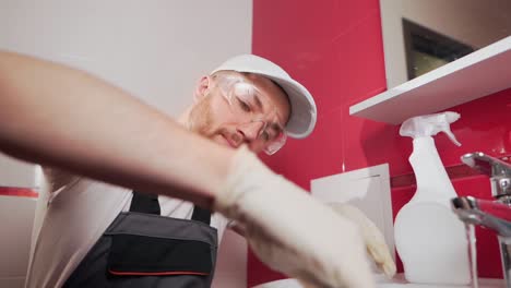 hombre en el baño mostrando los pulgares hacia arriba
