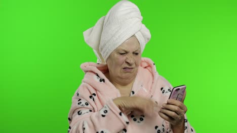 Abuela-Anciana-Después-De-La-Ducha.-Anciana-Usando-Un-Teléfono-Inteligente-Para-Comprar-En-Línea