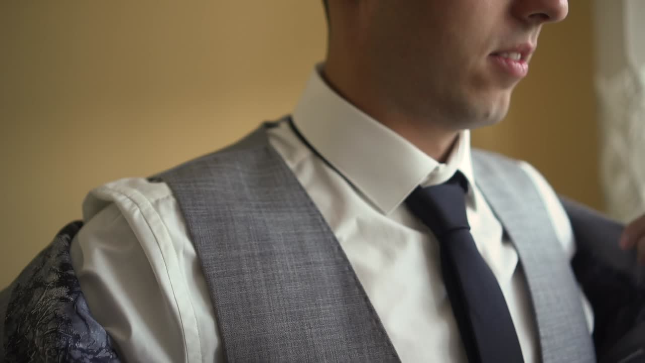 un hombre lleva una chaqueta y corbata 02