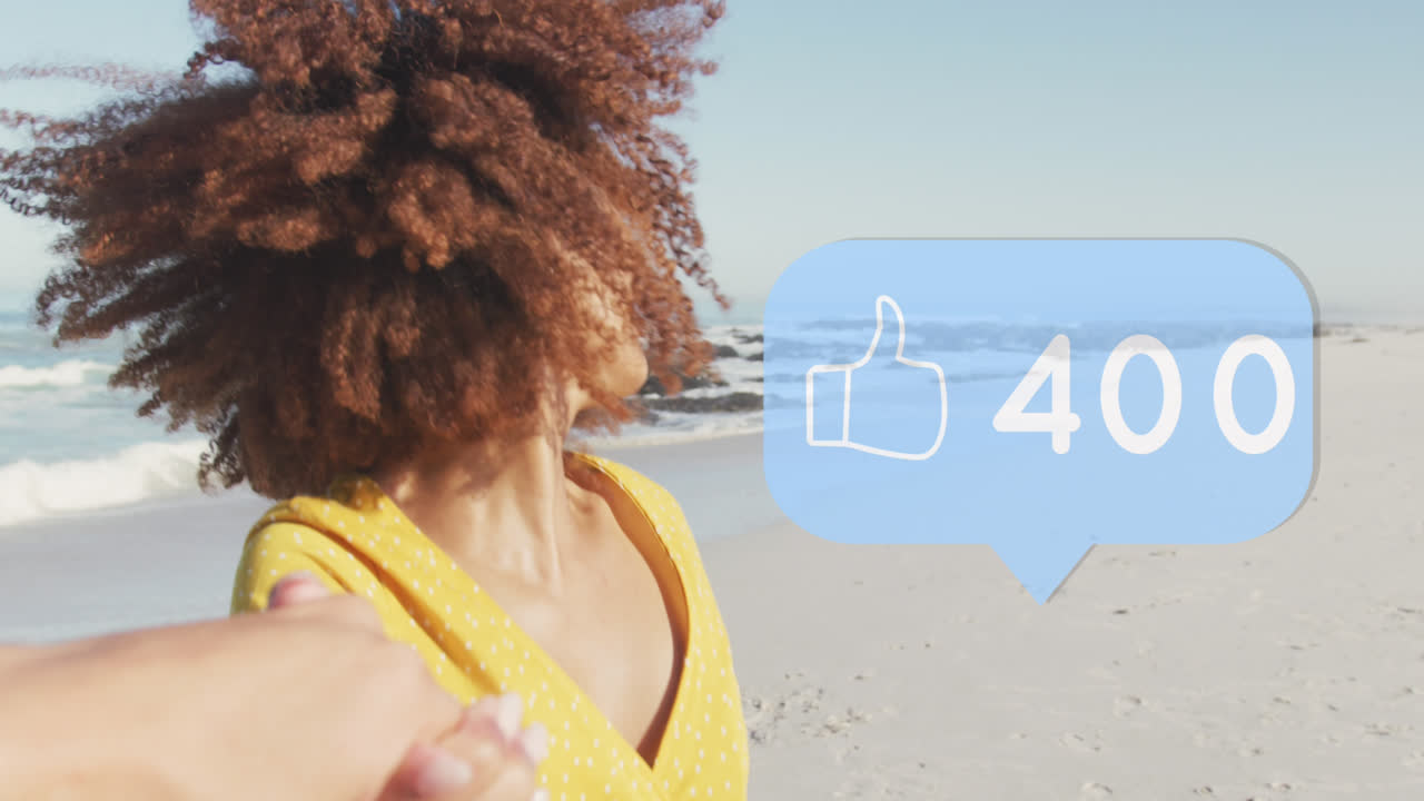 animación de burbuja de habla con pulgares hacia arriba iconos digitales y números sobre pareja sonriente en la playa