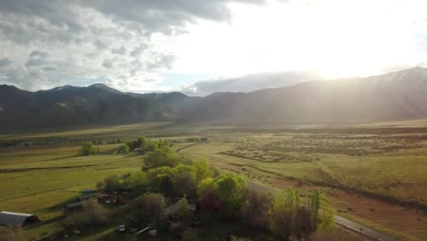 Die-Sonne-Geht-über-Einem-Grünen-Bergtal-über-Einer-Ranch-Auf