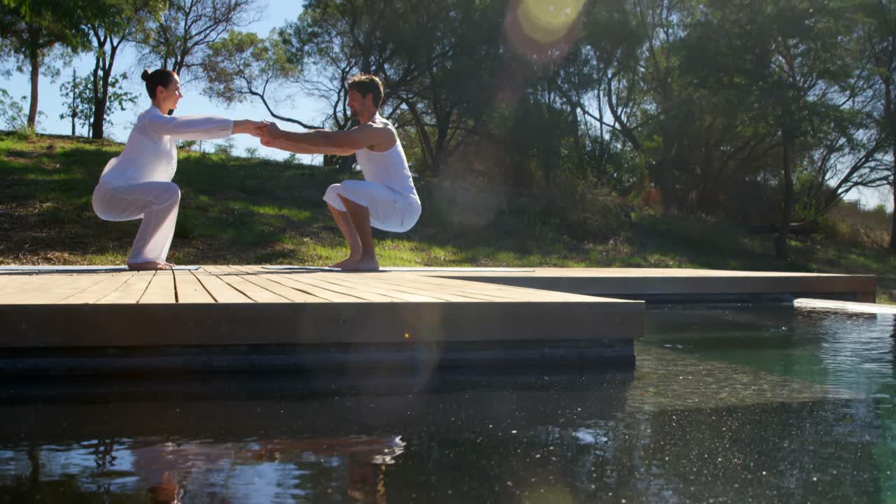 사파리 휴가 에서 함께 운동 하는 부부 4k