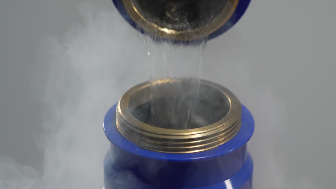 가스 및 질소 반응은 피부 치료용 용기 테르모스에서 발생합니다.