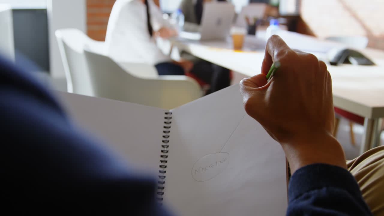 노트 패드 4k에 남성 임원 글쓰기