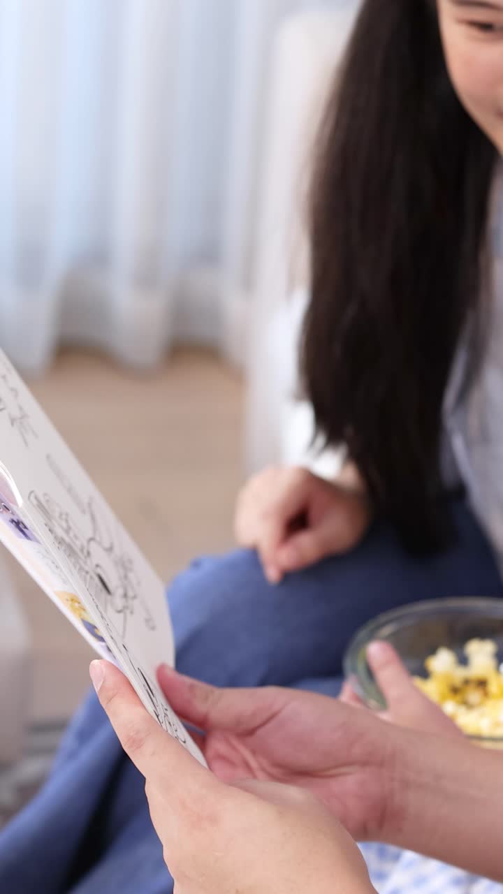 Una famiglia si gode la lettura insieme in una stanza accogliente e ben illuminata, favorendo il legame e l'apprendimento.