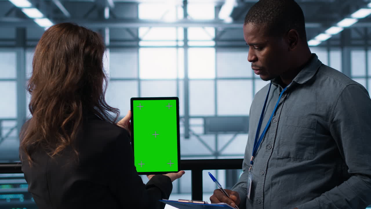 trabajadores que utilizan el dispositivo de maqueta en la sala de servidores, comprobando la fiabilidad de la infraestructura