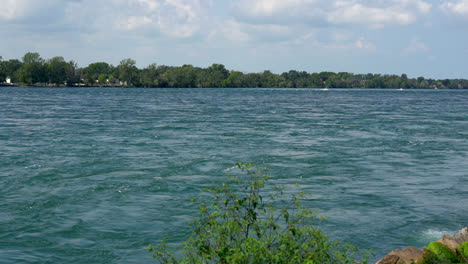 The-Niagara-River-flowing-swiftly-between-the-United-States-and-Canada