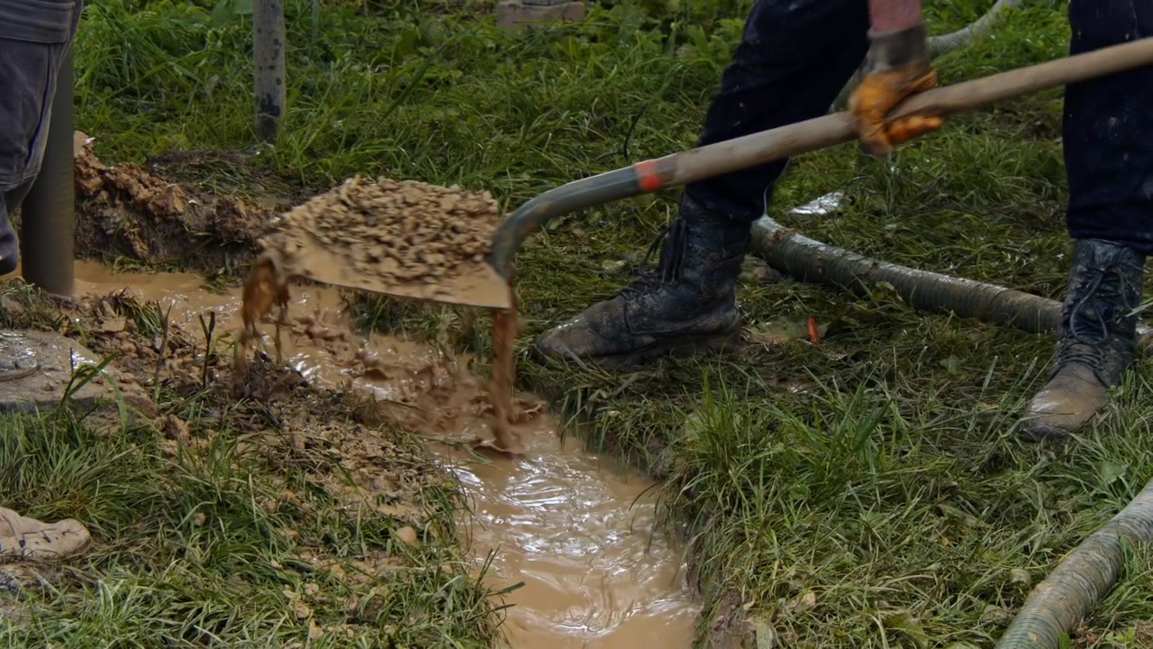 Perforazione di un pozzo d'acqua per accedere alla falda acquifera sotterranea in un'area rurale