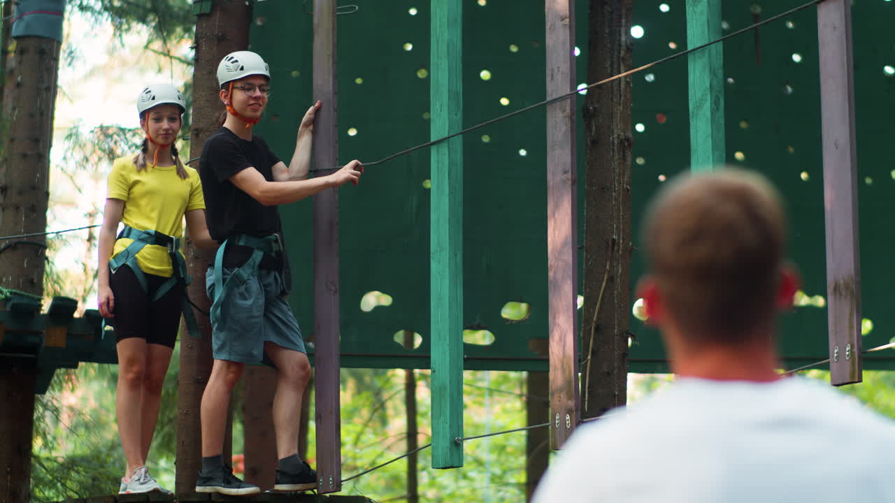 모험 캠프에 있는 사람들