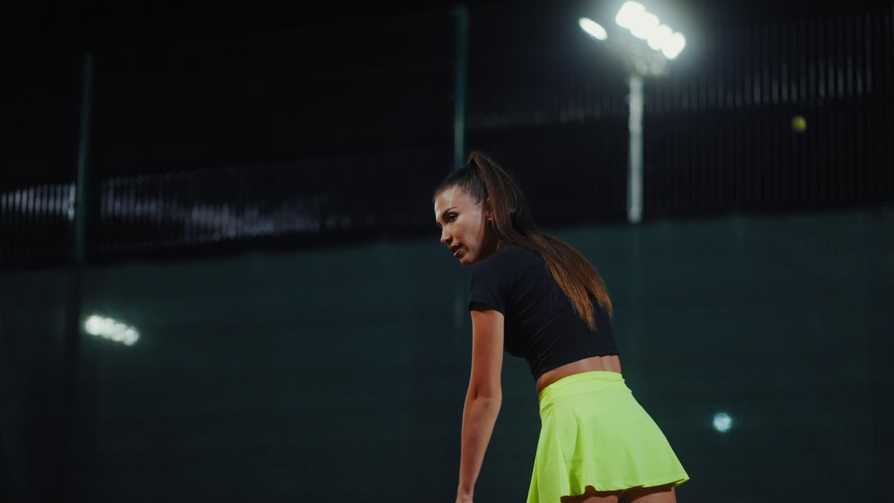 밤에 테니스를 하는 여자